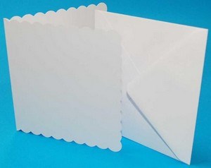 Kort, scallop kant, hvid 12,7x12,7 cm. med kuvert, 50 sæt.